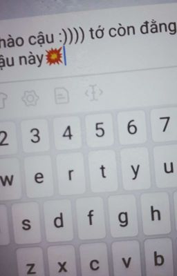 Cô ấy đợi anh ta , anh ta đợi một cô gái khác