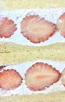 𝙢𝙖𝙧𝙝𝙤𝙤𝙣 ⭑.ᐟ  strawberry sandwich.
